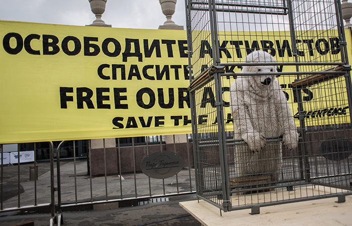 Активистов Greenpeace переводят в Петербург