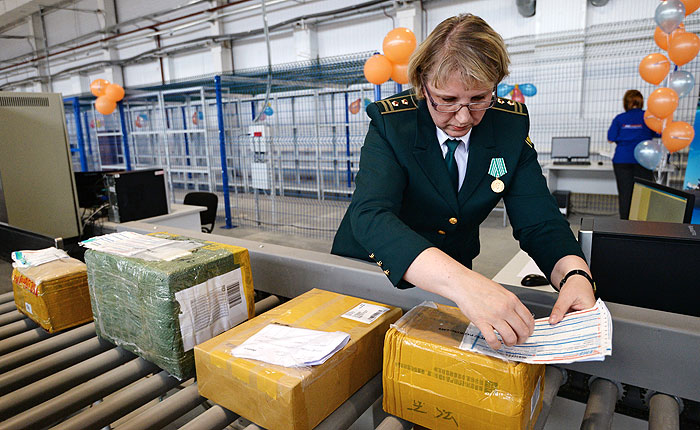 Большинство экспресс-перевозчиков прекращают доставку посылок в Россию