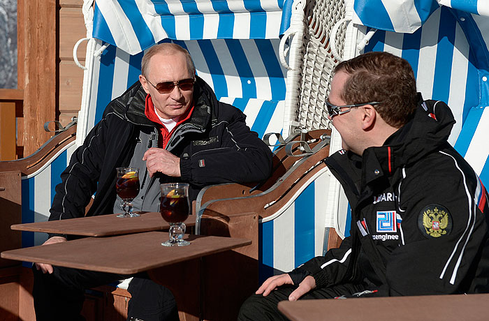 Путин и Медведев покатались на лыжах и выпили по глинтвейну