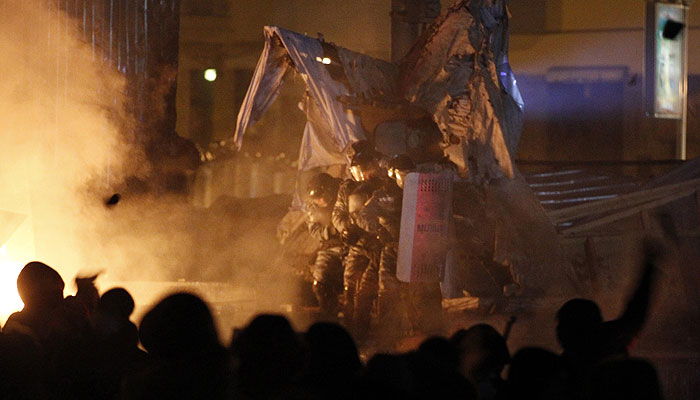 "Беркут" разрушил баррикаду и катапульту демонстрантов