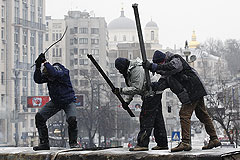 В Киеве возобновилось противостояние силовиков и активистов