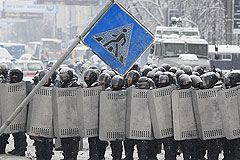 На улицу Грушевского в Киеве прибыла бронетехника