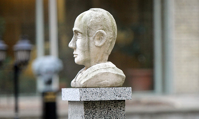 Владимира Путина просят поставить точку в истории о смерти шведского дипломата