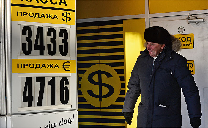 Рубль укрепился к доллару и евро