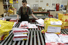 DHL возобновляет доставку посылок в Россию