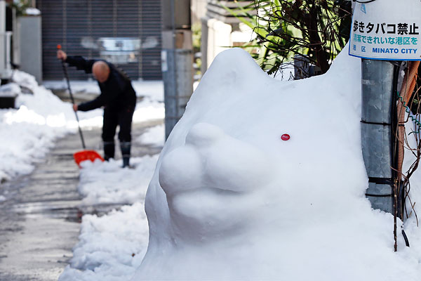 Снежная скульптура в виде собаки