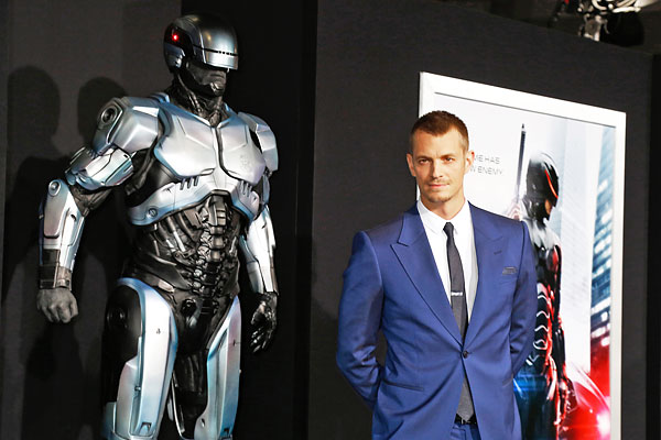 Актер Джоэл Киннаман на премьере фильма "Робокоп" в Голливуде.