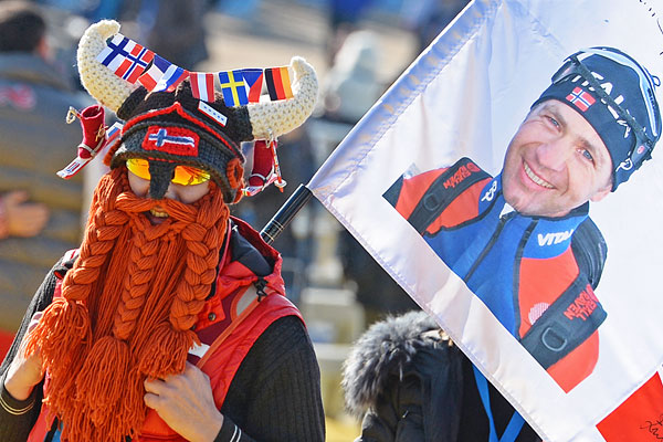 Болельщик норвежского биатлониста Уле-Айнара Бьорндалена, с портретом своего кумира, в Олимпийском парке в Сочи.