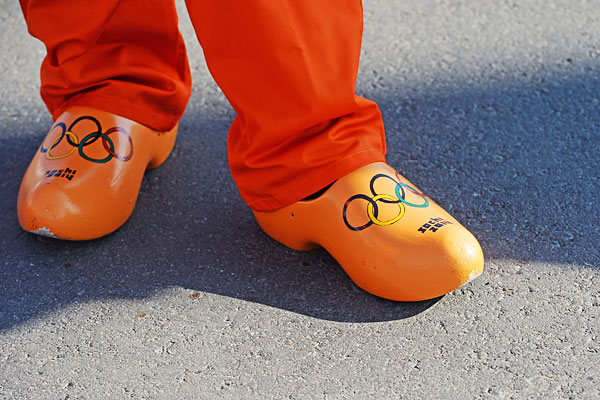 Деревянные ботинки болельщика из Нидерландов с олимпийской символикой.