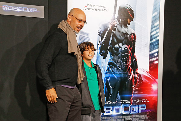 Режиссер Жозе Падилья позирует вместе с сыном на премьере фильма "Робокоп" в Голливуде.
