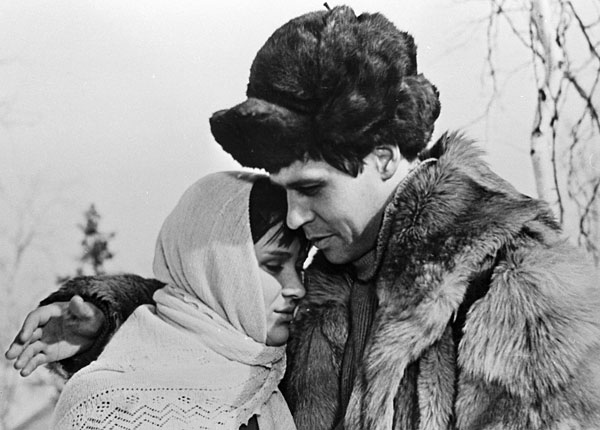 Кадр из кинофильма "Жили-были старик со старухой" киностудии "Мосфильм". Артисты Галина Польских (слева) и Георгий Мартынюк (справа).