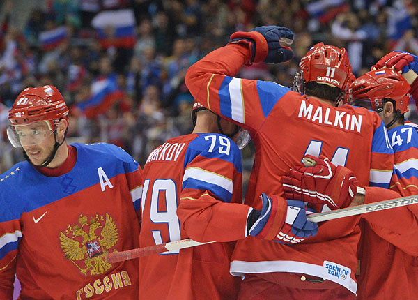 Игроки сборной России радуются забитому голу в матче.