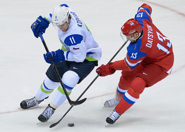 Анже Копитар (слева) и Павел Дацюк в матче группового этапа между сборными командами России и Словении на XXII зимних Олимпийских играх в Сочи.
