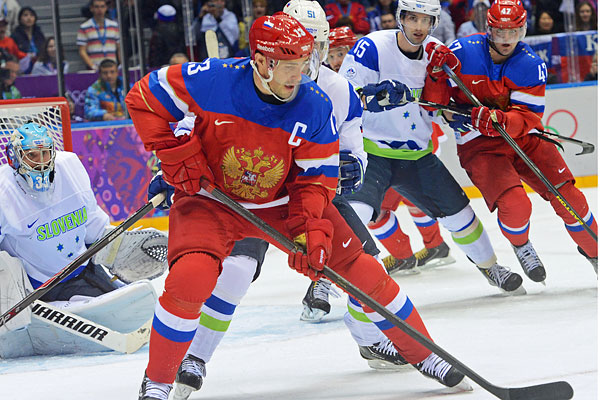 Слева направо: вратарь Роберт Кристан (Словения), Павел Дацюк (Россия), Митя Робар (Словения), Илья Ковальчук (Россия), Блаж Грегорц (Словения) и Александр Радулов (Россия) в матче группового этапа между сборными командами России и Словении на соревнованиях по хоккею среди мужчин на XXII зимних Олимпийских играх в Сочи.