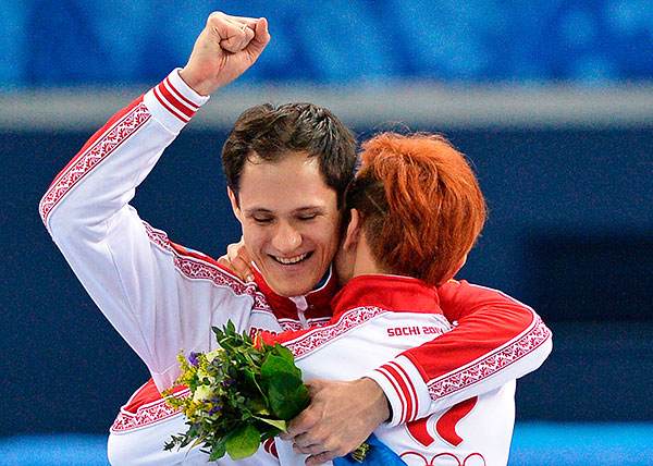 Призеры забега на 1000 метров в соревнованиях по шорт-треку среди мужчинн на XXII зимних Олимпийских играх в Сочи во время цветочной церемонии (слева направо): Владимир Григорьев (Россия) - серебряная медаль, Виктор Ан (Россия) - золотая медаль.