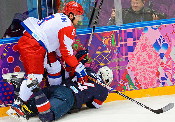 Слева направо: Александр Овечкин (Россия) и Брукс Орпик (США) в матче группового этапа между сборными командами США и России на соревнованиях по хоккею среди мужчин на XXII зимних Олимпийских играх в Сочи.