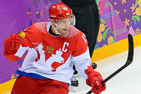 Павел Дацюк (Россия) радуется забитому голу в матче группового этапа между сборными командами США и России на соревнованиях по хоккею среди мужчин на XXII зимних Олимпийских играх в Сочи.