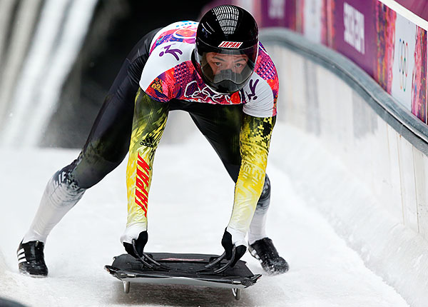 Хироацу Такахаси (Япония) на финише в третьем заезде на соревнованиях по скелетону среди мужчин на XXII зимних Олимпийских играх в Сочи.