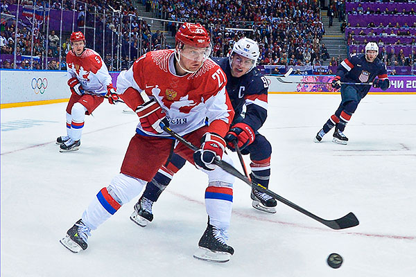 Слева направо: Илья Никулин (Россия), Алексей Терещенко (Россия) и Зак Паризе (США) в матче группового этапа между сборными командами США и России на соревнованиях по хоккею среди мужчин на XXII зимних Олимпийских играх в Сочи.