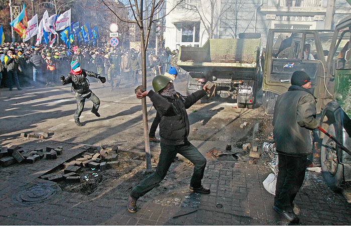 В центре Киева возобновились столкновения протестующих с милицией