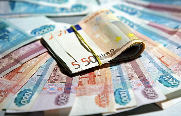 Рубль обновил исторический минимум к евро