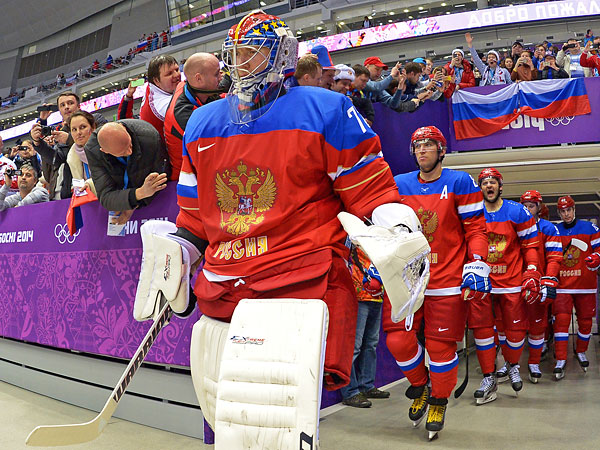 Слева направо: вратарь Сергей Бобровский, Александр Овечкин, Александр Радулов, Владимир Тарасенко и Евгений Медведев (Россия) перед матчем квалификационного раунда между сборными командами России и Норвегии в соревнованиях по хоккею среди мужчин на XXII зимних Олимпийских играх в Сочи.