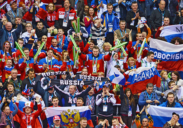 Болельщики сборной России радуются забитому голу в матче квалификационного раунда между сборными командами России и Норвегии в соревнованиях по хоккею среди мужчин на XXII зимних Олимпийских играх в Сочи.