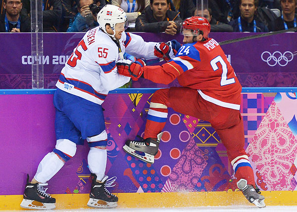 Слева направо: Уле-Кристиан Толлефсен (Норвегия) и Александр Попов (Россия) в матче квалификационного раунда между сборными командами России и Норвегии в соревнованиях по хоккею среди мужчин на XXII зимних Олимпийских играх в Сочи.