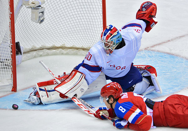 Слева направо: вратарь Ларс Хеуген (Норвегия) и Александр Овечкин (Россия) в матче квалификационного раунда между сборными командами России и Норвегии в соревнованиях по хоккею среди мужчин на XXII зимних Олимпийских играх в Сочи.