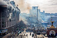 Дым от пожаров и сторонники оппозиции на площади Независимости в Киеве, где начались столкновения митингующих и сотрудников милиции.