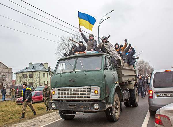 Сторонники оппозиции едут на грузовике по направлению к резиденции президента Украины Виктора Януковича "Межигорье" под Киевом.