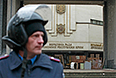 Милиционер у здания забаррикадированной Рады Крыма.