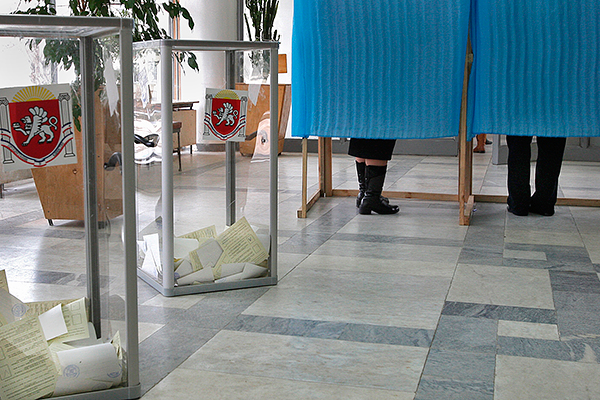 Голосование на референдуме о статусе Крыма на одном из избирательных участков Симферополя.