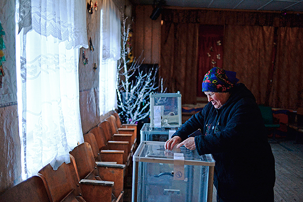 Голосование на референдуме о статусе Крыма на избирательном участке в селе Широкое.