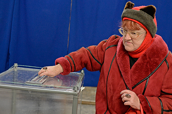 Голосование на референдуме о статусе Крыма на одном из избирательных участков Севастополя.