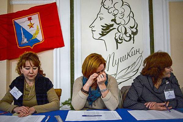 Голосование на референдуме о статусе Крыма на одном из избирательных участков Севастополя.