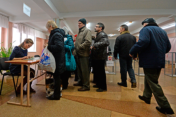 Жители Симферополя на одном из избирательных участков во время голосования на референдуме о статусе Крыма.