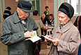 Жители Симферополя на одном из избирательных участков во время голосования на референдуме о статусе Крыма.