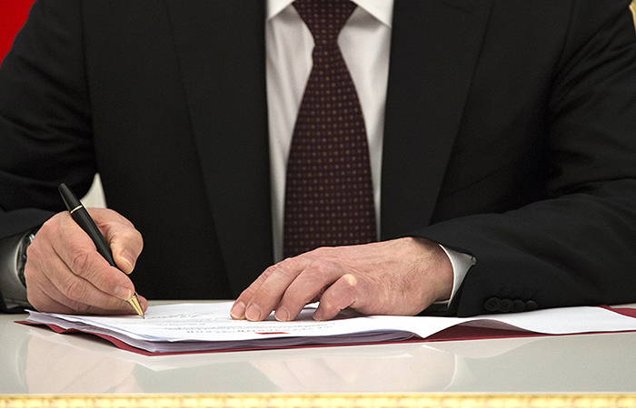 Путин увеличил себе и Медведеву зарплату почти в три раза