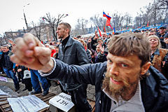 Митингующие в Луганске выдвинули ультиматум властям