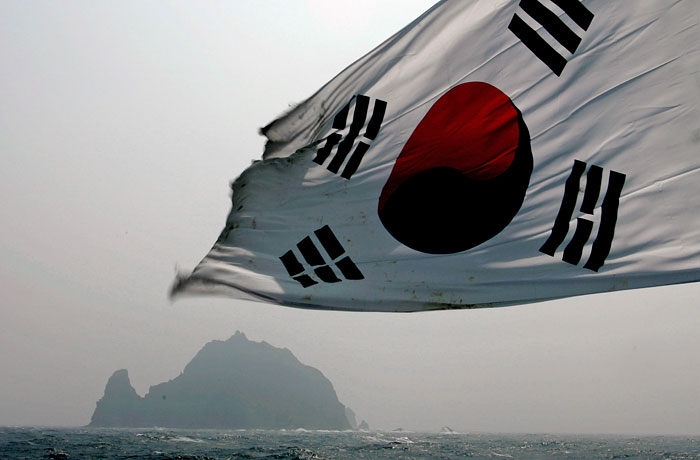 Два человека погибли в результате крушения парома у берегов Южной Кореи