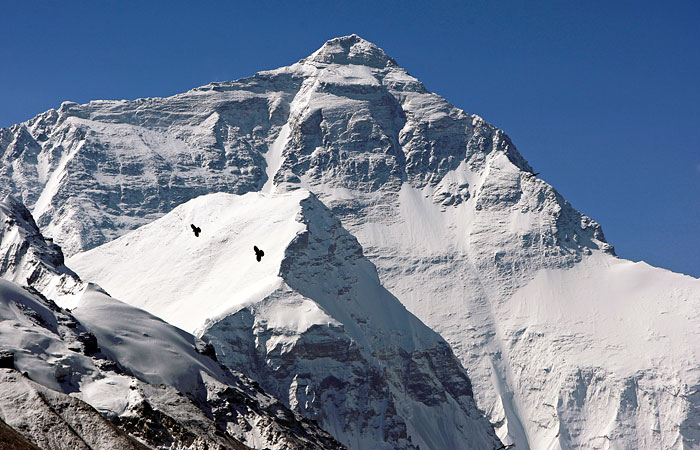 Под лавиной на Эвересте погибли 13 проводников