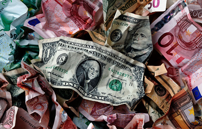 Евро впервые с февраля упал ниже 48 рублей