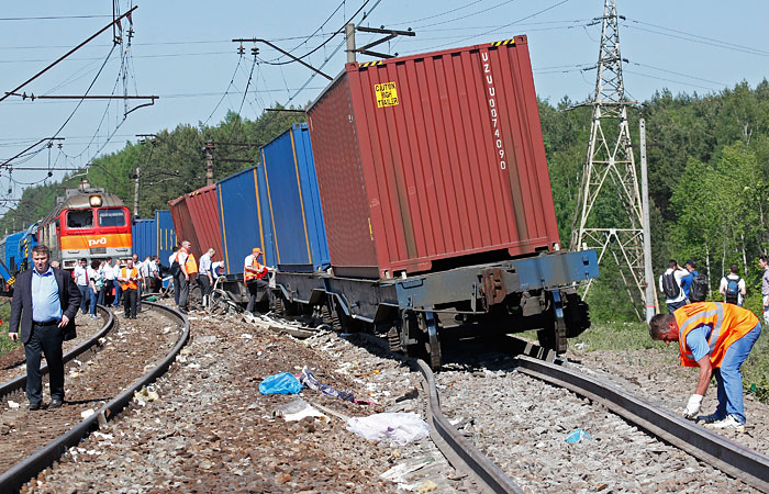 СКР назвал основную версию железнодорожной аварии в Подмосковье