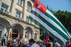 Парламент Абхазии предложил президенту досрочно сложить полномочия