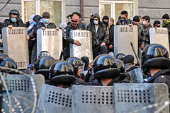 Митингующие в Донецке захватили здание СБУ