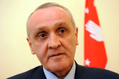 Президент Абхазии обвинил парламент в нарушении конституции