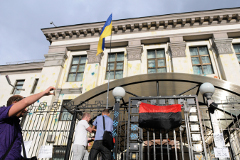 Протестующие передали представителю посольства РФ на Украине свои требования