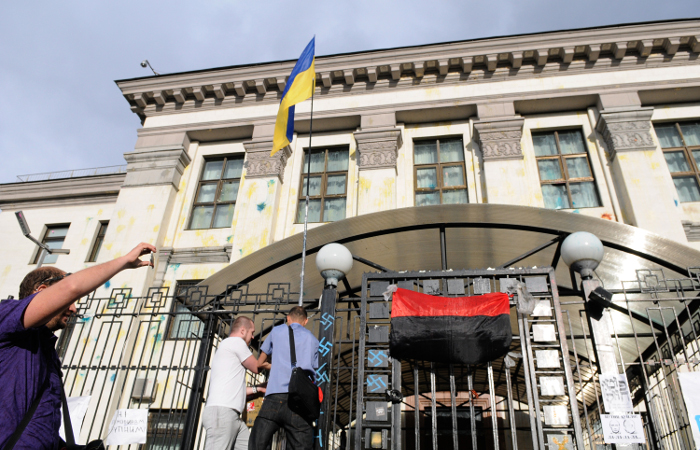 Протестующие передали представителю посольства РФ на Украине свои требования