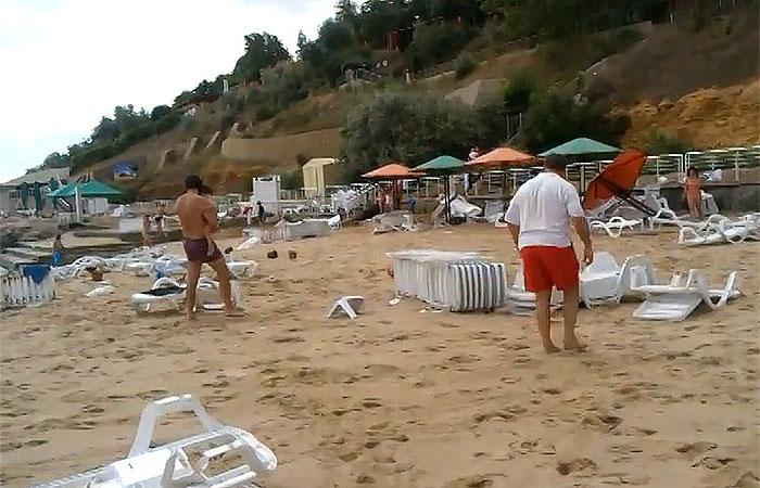 Волна цунами смыла отдыхающих с одесского пляжа